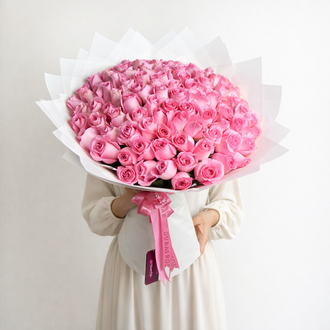 100 pink roses bouquet holding my a lady