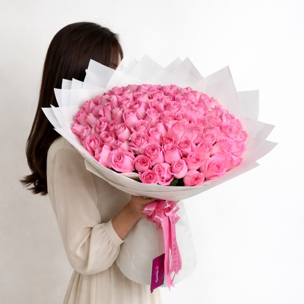 100 pink roses bouquet holding my a lady