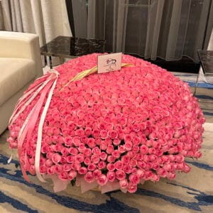 1000 pink roses in basket